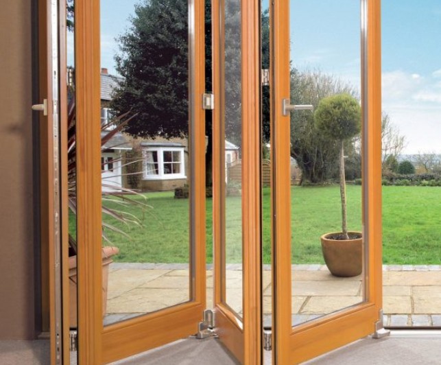 Пластиковые двери со стеклом: компромисс, который перестал быть компромиссом