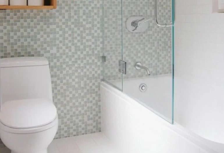 Как выбрать плитку для маленькой ванной, чтобы она казалась вдвое больше