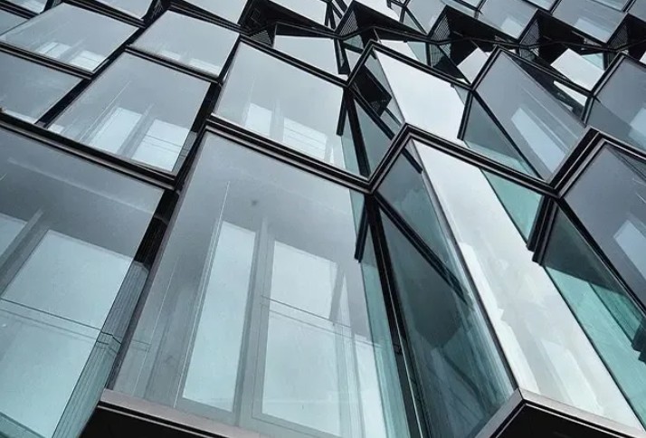 Алюминиевые и витражные окна: когда архитектура перестает быть фоном